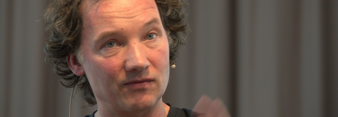 Blije Bas Haring bij opening Carmel College Salland in Raalte 