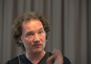 Blije Bas Haring bij opening Carmel College Salland in Raalte 