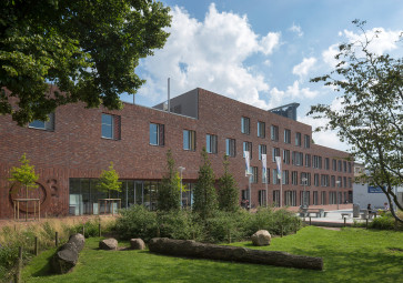 Canadese studenten architectuur uit Quebec bezoeken O3 in Haagse Rivierenbuurt