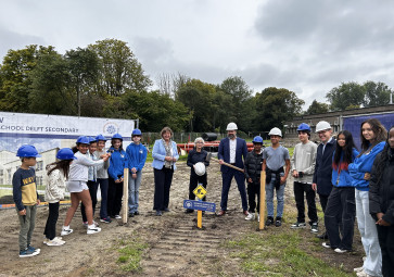 Eerste paal voor International School Delft